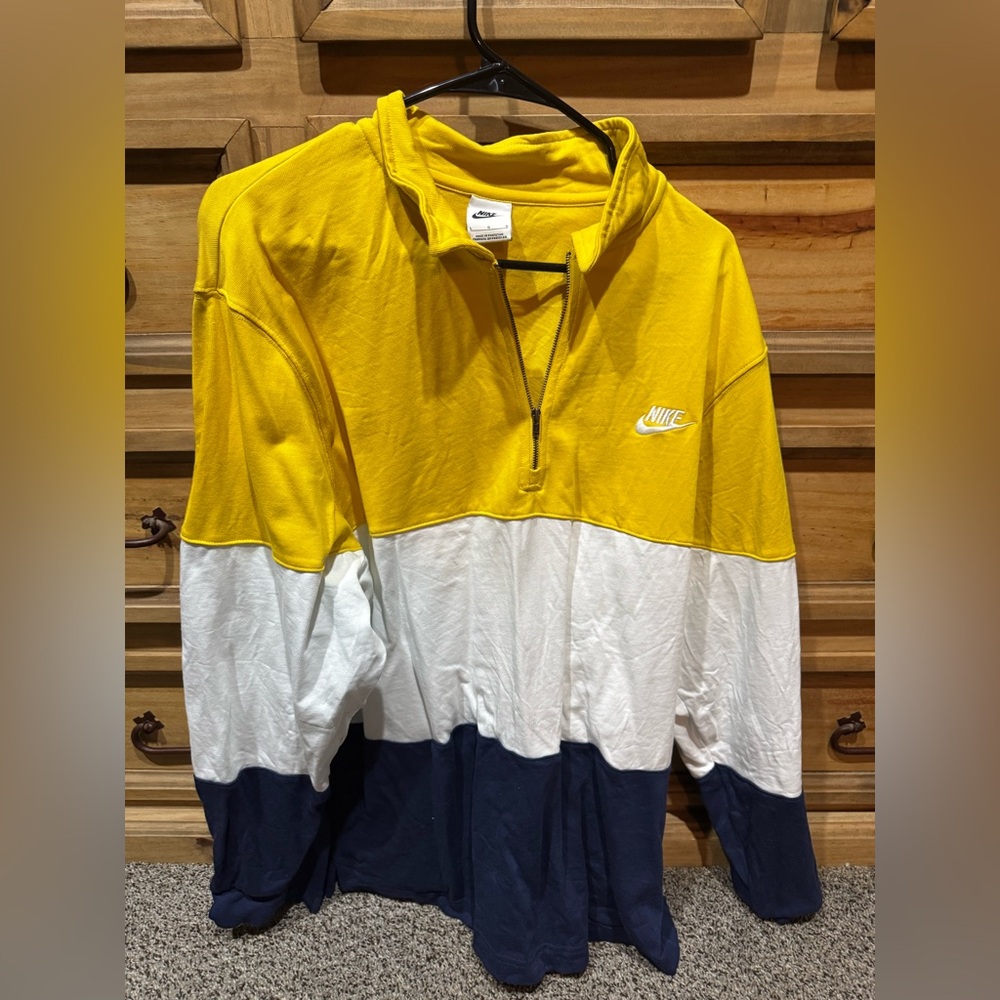 Nike Men’s L rugby type shirt. Worn only twice. Great shape